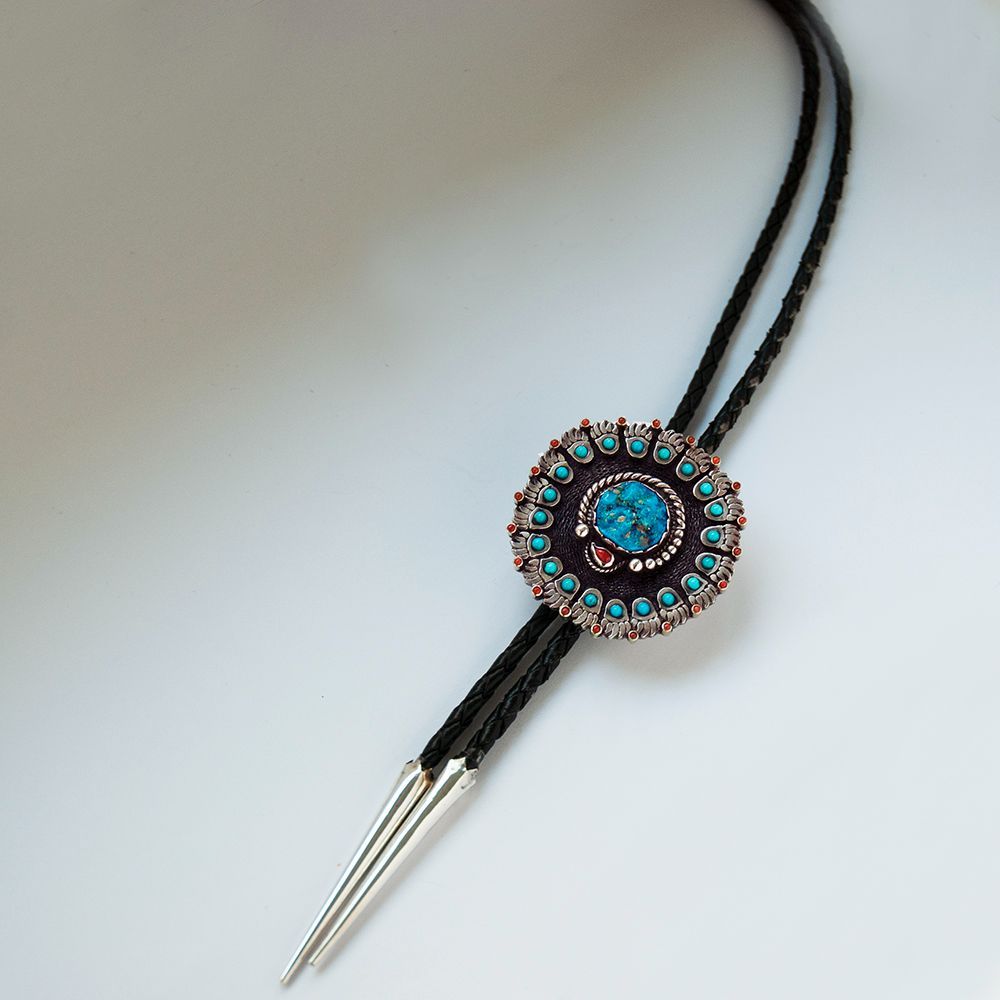 Niimiwin Giiwitaawigiizis bolo tie